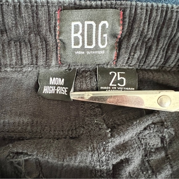 Urban Outfitters BDG High Rise Mom Tappered Black Corduroy Pants Size 25 - Picture 7 of 8
